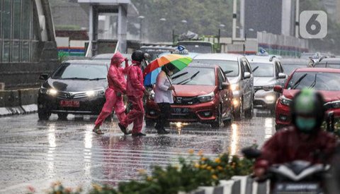 Pejalan kaki menggunakan payung saat hujan deras di kawasan Thamrin, Jakarta, Rabu (23/11/2022). Kepala Pelaksana Badan Penanggulangan Bencana Daerah (BPBD) DKI Jakarta Isnawa Adji mengimbau