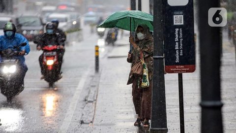 Pejalan kaki menggunakan payung saat hujan deras di kawasan Thamrin, Jakarta, Rabu (23/11/2022). Kepala Pelaksana Badan Penanggulangan Bencana Daerah (BPBD) DKI Jakarta Isnawa Adji mengimbau