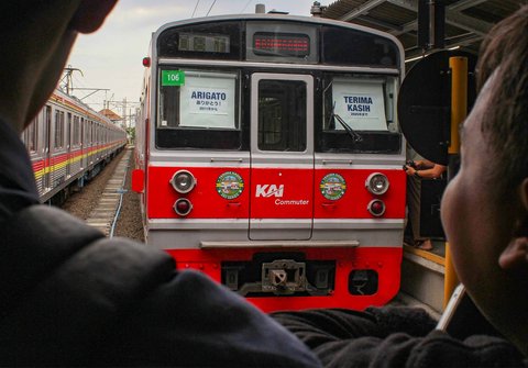 Penumpang KRL  menyaksikan kegiatan bertajuk &ldquo;Arigato KRL&rdquo; dalam rangka memperingati Hari Pahlawan di Stasiun Jakarta Kota, Selasa (11/11/2025)