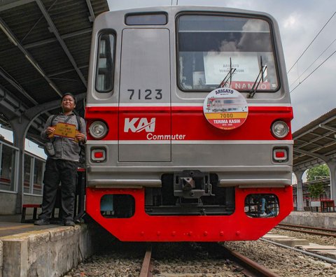 Penumpang KRL  menyaksikan kegiatan bertajuk &ldquo;Arigato KRL&rdquo; dalam rangka memperingati Hari Pahlawan di Stasiun Jakarta Kota, Selasa (11/11/2025)
