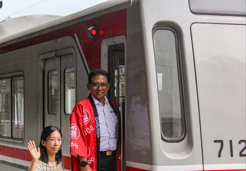 Direktur Utama PT KAI Commuter, Asdo Artriviyanto saat kegiatan bertajuk &ldquo;Arigato KRL&rdquo; dalam rangka memperingati Hari Pahlawan di Stasiun Jakarta Kota, Selasa (11/11/2025)
