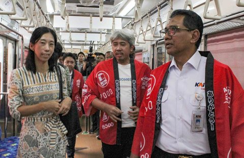 Direktur Utama PT KAI Commuter, Asdo Artriviyanto saat kegiatan bertajuk &ldquo;Arigato KRL&rdquo; dalam rangka memperingati Hari Pahlawan di Stasiun Jakarta Kota, Selasa (11/11/2025)