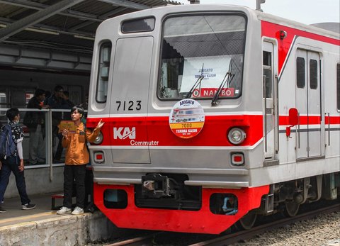 Penumpang KRL  menyaksikan kegiatan bertajuk &ldquo;Arigato KRL&rdquo; dalam rangka memperingati Hari Pahlawan di Stasiun Jakarta Kota, Selasa (11/11/2025)
