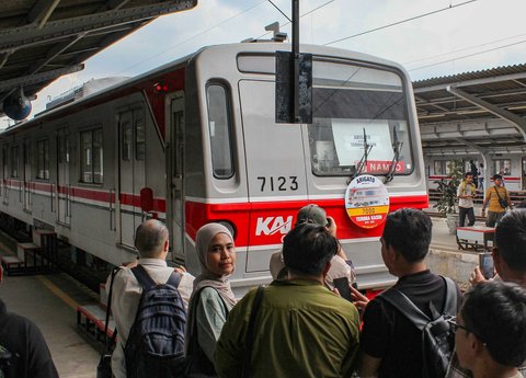 Penumpang KRL  menyaksikan kegiatan bertajuk &ldquo;Arigato KRL&rdquo; dalam rangka memperingati Hari Pahlawan di Stasiun Jakarta Kota, Selasa (11/11/2025)