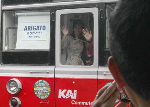 Penumpang KRL  menyaksikan kegiatan bertajuk &ldquo;Arigato KRL&rdquo; dalam rangka memperingati Hari Pahlawan di Stasiun Jakarta Kota, Selasa (11/11/2025)