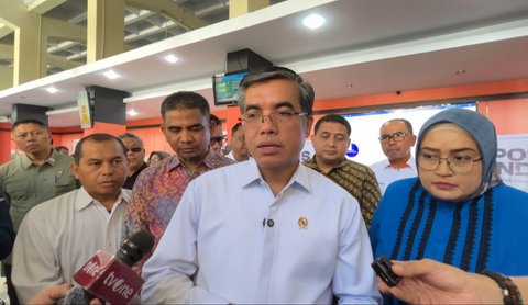 meninjau penyaluran Bantuan Subsidi Upah (BSU) di Kantor Pos Makassar Jalan Slamet Riyadi