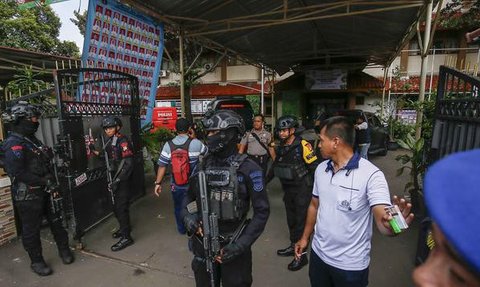 Petugas tim penjinak bom berjaga di pintu masuk SMAN 72 Jakarta pada 7 November 2025. Sebuah ledakan terjadi di SMAN 72 Jakarta di kawasan Kecamatan Kelapa Gading, Jakarta Utara, pada Jumat 7