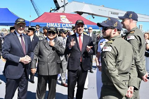 Presiden Prabowo Subianto dan Perdana Menteri (PM) Australia Anthony Albanese meninjau langsung Kapal HMAS Canberra di Garden Island Naval Base, Australia, Rabu (12/11/2025) (Biro Pers)
