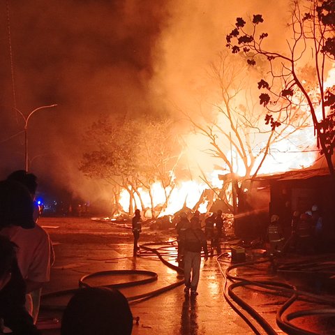 Belasan Jongko di Sukahaji Hangus Terbakar, 15 Mobil Damkar Dikerahkan