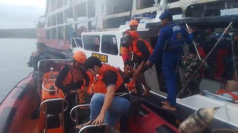 Proses evakuasi KMP Cemerlang 55 yang kandas di perairan Gilimanuk, Bali, Selasa (11/11).