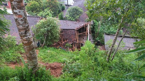 Hujan Deras Picu Longsor di Garut, Rumah dan Sekolah hingga Jalan Terdampak