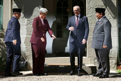 Presiden Prabowo Subianto saat bertemu Perdana Menteri Australia Anthony Albanese didampingi  Menteri Luar Negeri Penny Wong dan Menteri Luar Negeri Sugiono  di Kirribilli House, Sydney, Australia, Rabu (12/11/2025).