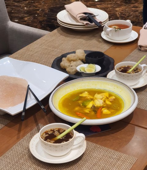 Papeda Ikan Kuah Kuning dan Air Guraka di Hotel Tentrem Semarang.