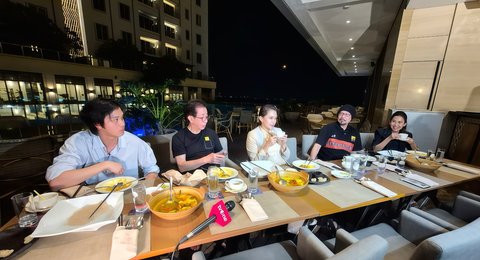 Direktur PT Industri Jamu Dan Farmasi Sido Muncul Tbk, Irwan Hidayat dan Gubernur Maluku Utara Sherly Tjoanda menikmati menu khas Indonesia Timur: Papeda Ikan Kuah Kuning dan Air Guraka di Hotel Tentrem Semarang.