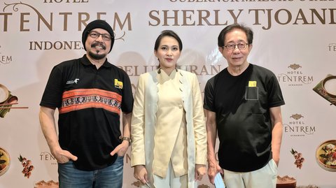 Direktur PT Industri Jamu Dan Farmasi Sido Muncul Tbk, Irwan Hidayat, Gubernur Maluku Utara Sherly Tjoanda dan Brand Ambassador Tolak Angin, Andy F. Noya di Hotel Tentrem Semarang.
