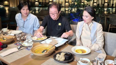 Direktur PT Industri Jamu Dan Farmasi Sido Muncul Tbk, Irwan Hidayat dan Gubernur Maluku Utara Sherly Tjoanda menikmati menu khas Indonesia Timur: Papeda Ikan Kuah Kuning dan Air Guraka di Hotel Tentrem Semarang.
