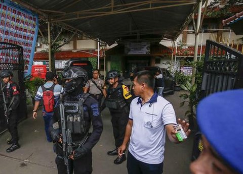 Petugas tim penjinak bom berjaga di pintu masuk SMAN 72 Jakarta pada 7 November 2025. Sebuah ledakan terjadi di SMAN 72 Jakarta di kawasan Kecamatan Kelapa Gading, Jakarta Utara, pada Jumat 7