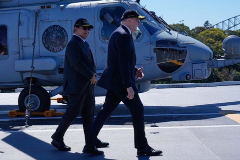 Presiden Prabowo Subianto dan Perdana Menteri Australia Anthony Albanese berjalan di dek kapal perang HMAS Canberra