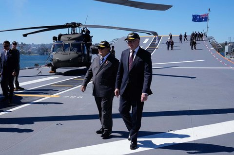 Presiden Prabowo Subianto dan Perdana Menteri Australia Anthony Albanese berjalan di dek kapal perang HMAS Canberra