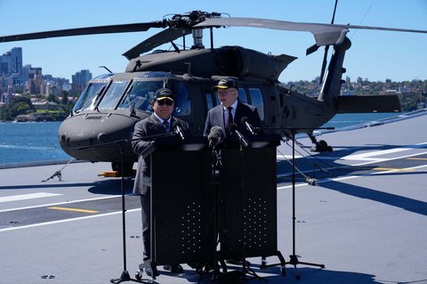 Presiden Prabowo Subianto dan Perdana Menteri Australia Anthony Albanese memberikan keterangan pers di dek kapal perang HMAS Canberra di pangkalan armada Kuttabul di Sydney, Australia, Rabu (12/11/2025).