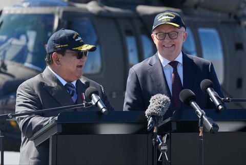 Presiden Prabowo Subianto dan Perdana Menteri Australia Anthony Albanese memberikan keterangan pers di dek kapal perang HMAS Canberra di pangkalan armada Kuttabul di Sydney, Australia, Rabu (12/11/2025).