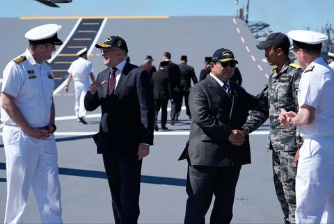 Presiden Prabowo Subianto dan Perdana Menteri Australia Anthony Albanese berbicara dengan personil angkatan laut di dek kapal perang HMAS Canberra di pangkalan armada Kuttabul di Sydney, Australia, Rabu (12/11/2025).
