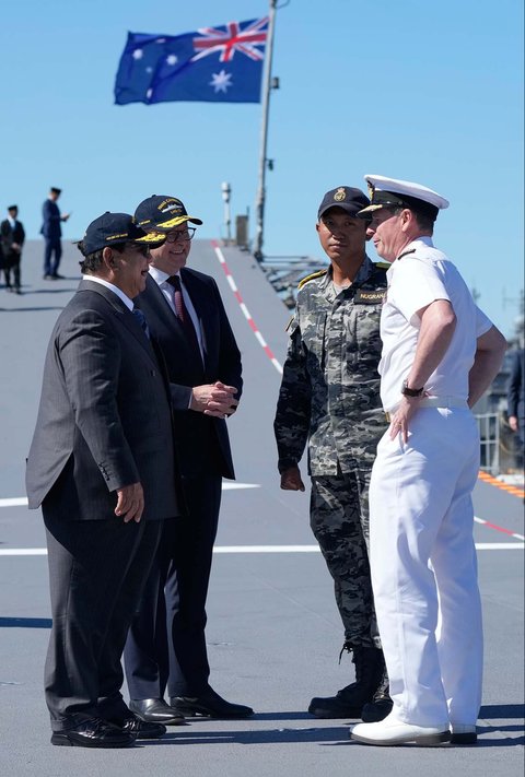 Presiden Prabowo Subianto dan Perdana Menteri Australia Anthony Albanese berbicara dengan personil angkatan laut di dek kapal perang HMAS Canberra di pangkalan armada Kuttabul di Sydney, Australia, Rabu (12/11/2025).