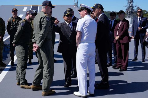 Presiden Prabowo Subianto berbicara dengan personil angkatan laut di dek kapal perang HMAS Canberra di pangkalan armada Kuttabul di Sydney, Australia, Rabu (12/11/2025).