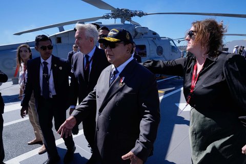 Presiden Prabowo Subianto berjalan di dek kapal perang HMAS Canberra di pangkalan armada Kuttabul di Sydney, Australia, Rabu (12/11/2025).