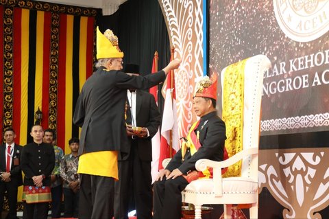 Mendagri Tito Karnavian saat prosesi penganugerahan gelar Petua Panglima Hukom dari Lembaga Wali Nanggroe Aceh