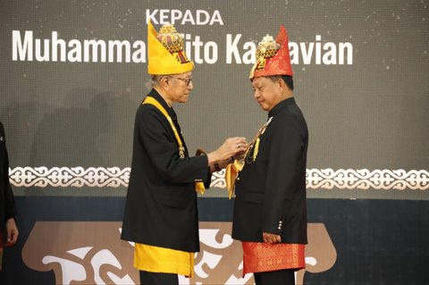 Mendagri Tito Karnavian saat prosesi penganugerahan gelar Petua Panglima Hukom dari Lembaga Wali Nanggroe Aceh
