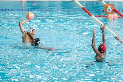 Pertandingan polo air pada Indonesia Open Aquatic Championships (IOAC) 2025 di Stadion Akuatik GBK, Jakarta, Rabu (12/11/2025). (Bola.com/Bagaskara Lazuardi)