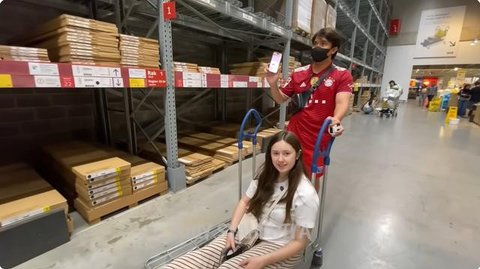 Aaliyah Massaid dan Thariq Halilintar Cosplay Jadi Keluarga Flintstone saat Halloween 2025. [@aaliyah.massaid]