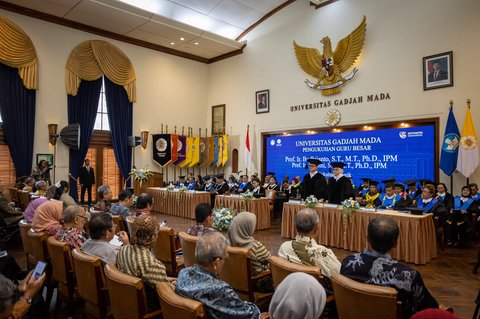 Romantis, Pasangan Suami Istri Ini Dikukuhkan Bareng Jadi Guru Besar UGM