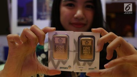 Petugas menunjukan dummy emas batangan saat pameran di Jakarta, Jumat (23/8/2019). Harga emas produksi PT Aneka Tambang Tbk (Antam) atau emas Antam turun Rp 4.000 menjadi Rp 751 ribu per gram