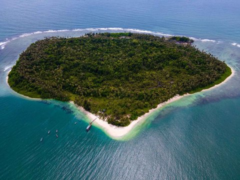 Foto udara  menunjukkan perahu nelayan di Pulau Panjang, yang pernah menjadi sengketa perbatasan antara Aceh dan Sumatera Utara, di Singkil, Provinsi Aceh Selatan, Rabu (12/11/2025).