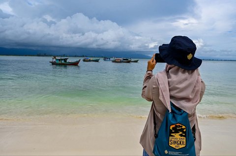 Pengunjung mengabadikan keindahan  Pulau Panjang di Singkil, provinsi Aceh Selatan, Rabu (12/11/2025).