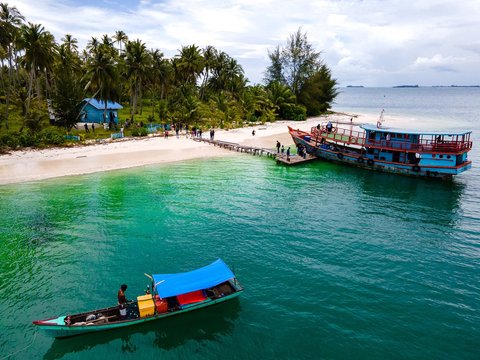 Foto udara  menunjukkan perahu nelayan di Pulau Panjang, yang pernah menjadi sengketa perbatasan antara Aceh dan Sumatera Utara, di Singkil, Provinsi Aceh Selatan, Rabu (12/11/2025).