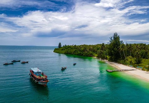 Foto udara  menunjukkan perahu nelayan di Pulau Panjang, yang pernah menjadi sengketa perbatasan antara Aceh dan Sumatera Utara, di Singkil, Provinsi Aceh Selatan, Rabu (12/11/2025).
