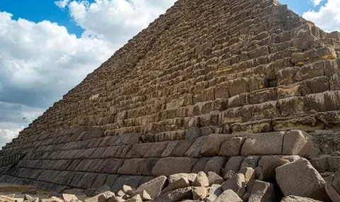 Pramida Menkaure di kawasan Giza, Mesir. (dok. Khaled DESOUKI / AFP)