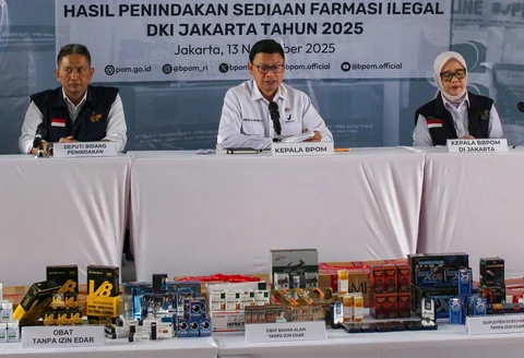 Kepala BPOM Taruna Ikrar saat konferensi pers  penemuan berbagai obat farmasi ilegal di wilayah Jakarta dan sekitarnya  di Kantor Balai Besar POM, Cilangkap, Jakarta Timur,  Kamis (13/11/2025).