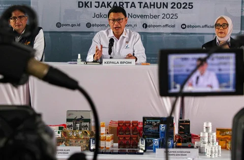 Kepala BPOM Taruna Ikrar saat konferensi pers  penemuan berbagai obat farmasi ilegal di wilayah Jakarta dan sekitarnya  di Kantor Balai Besar POM, Cilangkap, Jakarta Timur,  Kamis (13/11/2025).