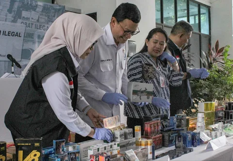 Kepala BPOM Taruna Ikrar saat konferensi pers  penemuan berbagai obat farmasi ilegal di wilayah Jakarta dan sekitarnya  di Kantor Balai Besar POM, Cilangkap, Jakarta Timur,  Kamis (13/11/2025).