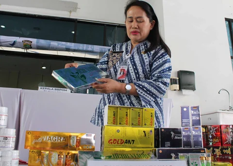 Berbagai obat farmasi ilegal di Kantor Balai Besar POM, Cilangkap, Jakarta Timur,  Kamis (13/11/2025).