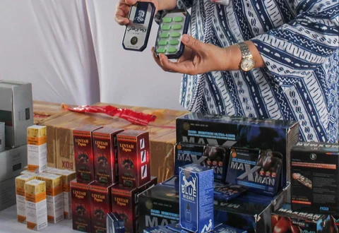 Kepala BPOM Taruna Ikrar saat konferensi pers  penemuan berbagai obat farmasi ilegal di wilayah Jakarta dan sekitarnya  di Kantor Balai Besar POM, Cilangkap, Jakarta Timur,  Kamis (13/11/2025).