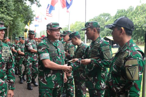 Kasad Jenderal TNI Maruli Simanjuntak di Markas Kopassus, Cijantung, Rabu (12/11/2025), saat meninjau kesiapan sekaligus melepas Tim Tembak TNI AD yang akan berlaga pada ajang ASEAN Army Rifle Meet (AARM) ke-33 Tahun 2025 di Singapura.