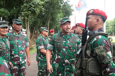 Kasad Jenderal TNI Maruli Simanjuntak di Markas Kopassus, Cijantung, Rabu (12/11/2025), saat meninjau kesiapan sekaligus melepas Tim Tembak TNI AD yang akan berlaga pada ajang ASEAN Army Rifle Meet (AARM) ke-33 Tahun 2025 di Singapura.