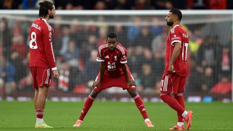 Penyerang Liverpool asal Mesir bernomor punggung 11, Mohamed Salah (kanan), merayakan gol pembuka dalam pertandingan Liga Primer Inggris antara Liverpool dan Aston Villa di Anfield, Liverp