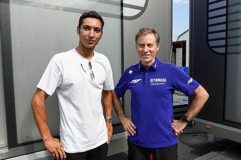 Pembalap Pata Yamaha, Toprak Razgatlioglu, melakukan selebrasi usai memenangkan Race 1 WSBK Mandalika 2022, Sabtu (12/11/2022). (AFP/Panji Anggoro)