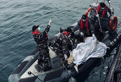 Prajurit TNI AL saat mengevakuasi temuan jenasah di perairan Teluk Balikpapan, Kalimantan Timur, Kamis (13/11/2025).